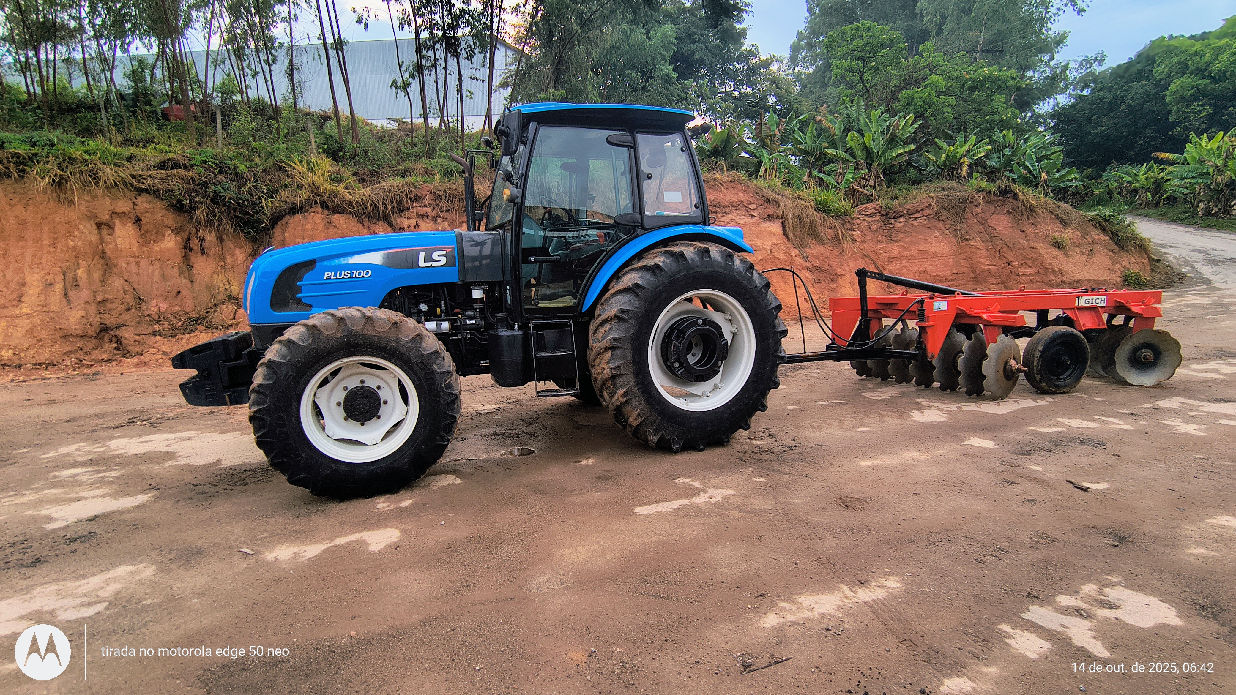 Trator LS Plus 100 com grade