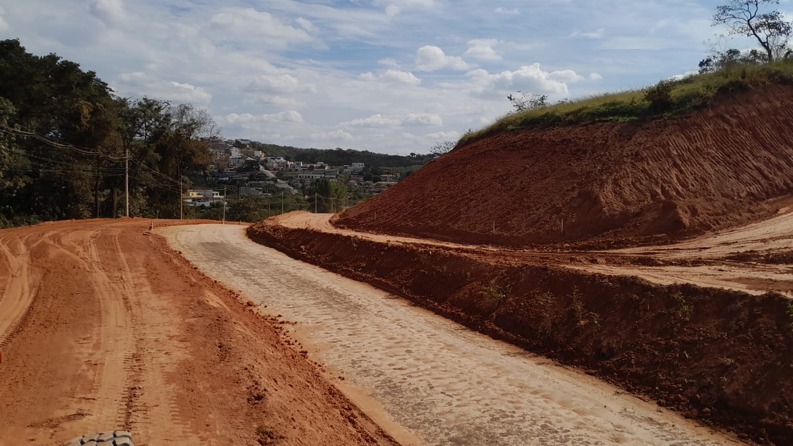 Estrada em terraplanagem pela NFB em Carmo do Cajuru
